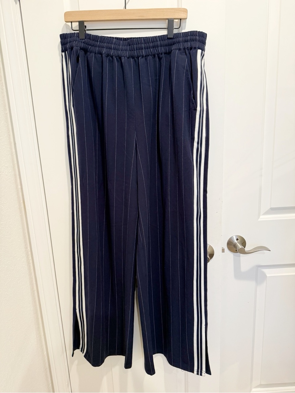 EVEREVE Tala Track Pant in Navy Blue Pinstripes - Picture 5 of 10